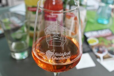 Chemnitz hebt das Glas: Längste Weinfest Sachsens gestartet - In diesem Jahr ziert der Karl-Marx-Kopf die Weingläser.
