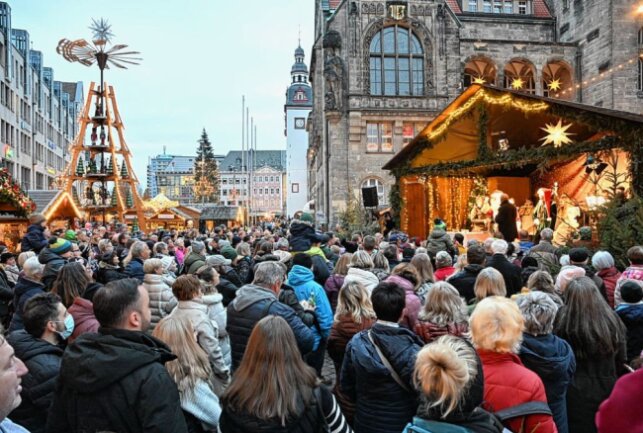 Chemnitz im Weihnachtsglanz: Endlich wieder Weihnachtsmarkt! - Zur Eröffnung des Weihnachtsmarktes  kamen zahlreiche Menschen in der Innenstadt zusammen. Foto: Andreas Seidel