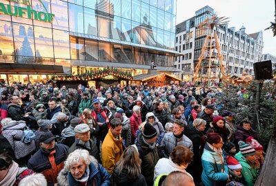 Chemnitz im Weihnachtsglanz: Endlich wieder Weihnachtsmarkt! - Zur Eröffnung des Weihnachtsmarktes  kamen zahlreiche Menschen in der Innenstadt zusammen. Foto: Andreas Seidel