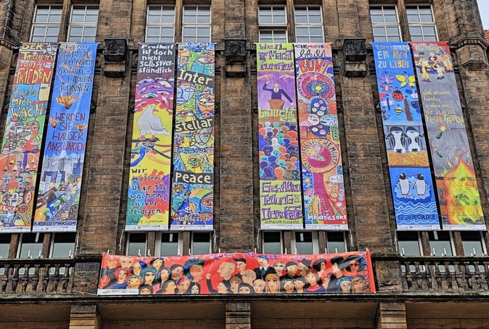 Chemnitz im Zeichen des Friedens: Banner schmücken das Rathaus - Die Friedensbanner schmücken wieder das Chemnitzer Rathaus. Foto: Harry Härtel