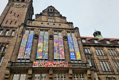 Chemnitz im Zeichen des Friedens: Banner schmücken das Rathaus - Die Friedensbanner schmücken wieder das Chemnitzer Rathaus. Foto: Harry Härtel