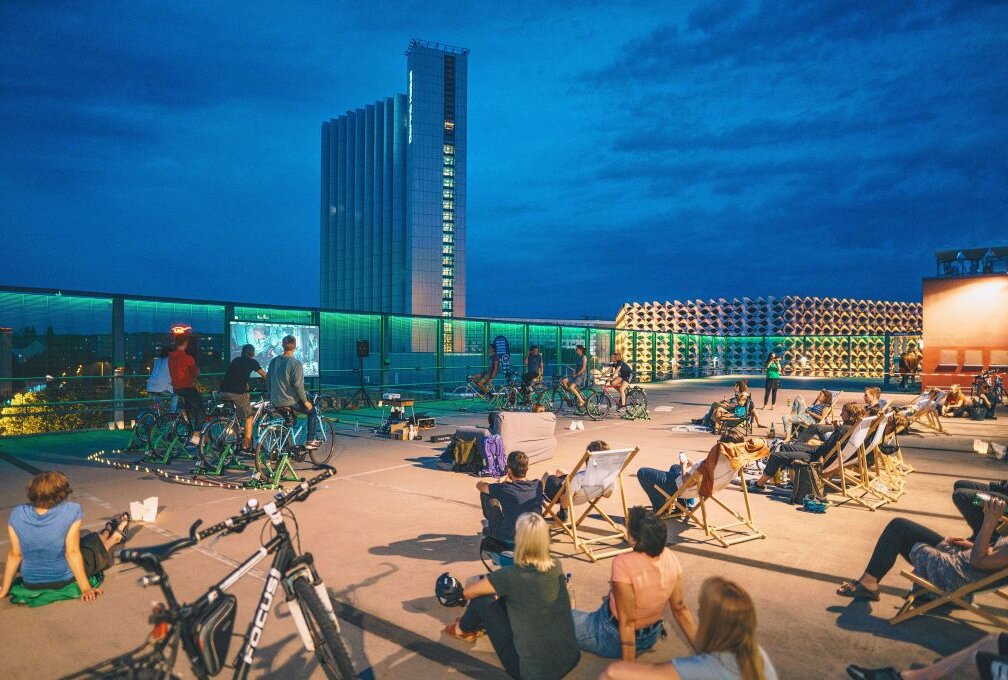 Chemnitz Kulturhauptstadt 2025 startet neue Runde für Mikroprojekte - Das Fahrradkino startete 2019 mit einer Mikroprojekt-Förderung und hat sich mittlerweile zu einem festen Veranstaltungsformat mit wechselnder Location in der Stadt etabliert - hier im September 2020 auf einem Parkdeck in der Chemnitzer Innenstadt. Foto: Ernesto Uhlmann 