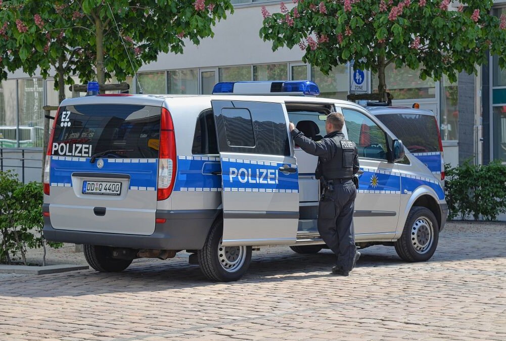 Chemnitz: Mann legt sich auf Fahrbahn und verletzt Polizeibeamten - Symbolbild. Foto: Thomas Schmotz