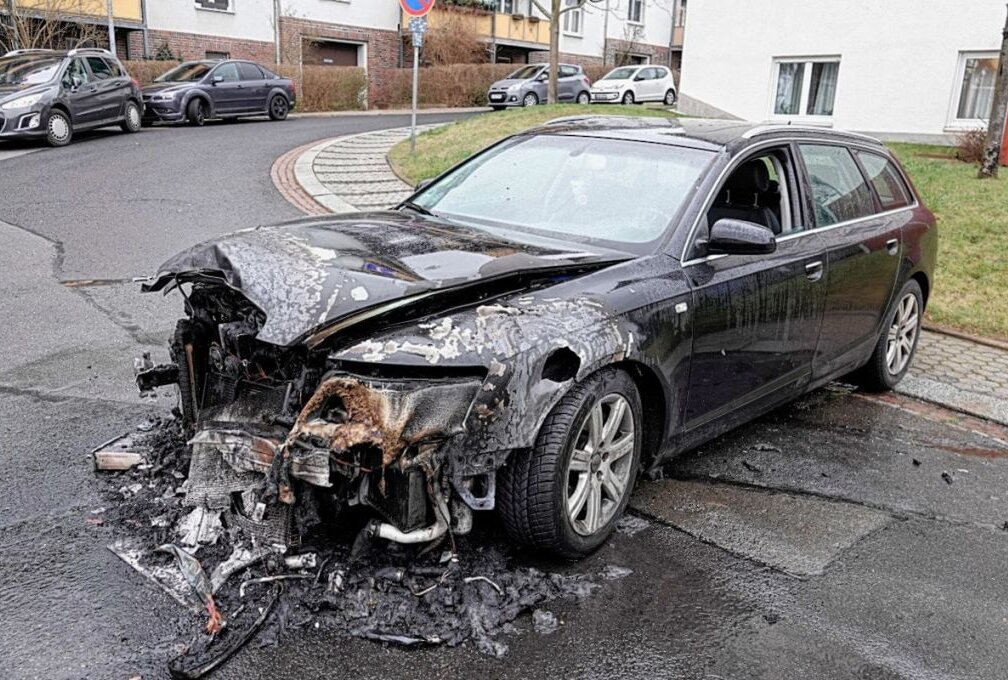 Chemnitz: Motorraum eines Audi komplett ausgebrannt - Der Motorraum des PKW Audi brannte komplett aus. Foto: Harry Härtel/haertelpress