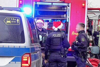 Chemnitz: Motorraum eines Audi komplett ausgebrannt - Trotz des schnellen Feuerwehreinsatzes entstand am PKW ein Totalschaden. Foto: Harry Härtel/haertelpress