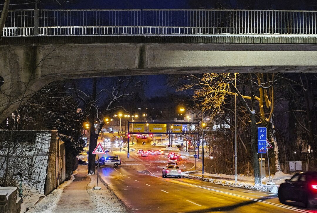 Chemnitz: Person stürzt von Brücke und verletzt sich schwer - Eine Person stürzte in Chemnitz von einer Brücke. Foto: haertelpress