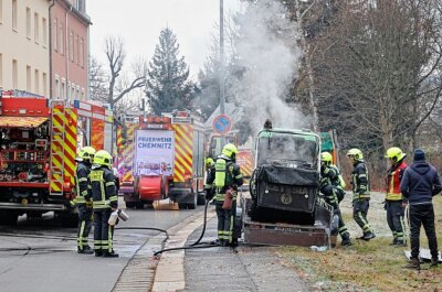 Chemnitz: Rasenmäher geht plötzlich in Flammen auf - Aus dem Motorraum des Rasenmähers schlugen plötzlich Flammen. Foto: Harry Härtel/haertelpress