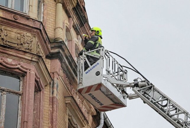 Chemnitz: Rauch dringt aus Dachgeschoss - Aus dem Dachgeschoss eines Wohnhauses frang Rauch aus. Foto: Jan Haertel/ChemPic