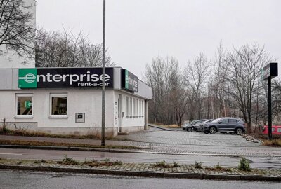 Chemnitz: Reifen auf Firmengelände zerstochen - Zerstochene Reifen auf dem Gelände im Chemnitzer Neefepark. Foto: Harry Härtel