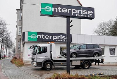 Chemnitz: Reifen auf Firmengelände zerstochen - Zerstochene Reifen im Chemnitzer Neefepark. Die Fahrzeuge mussten abgeschleppt werden. Foto: Harry Härtel