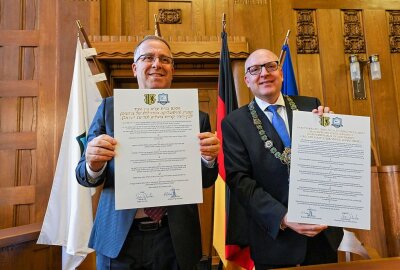 Chemnitz schließt neue Städtepartnerschaft -  Eli Dukorski und Sven Schulze nach der Unterzeichnung der Partnerschaft Foto: Andreas Seidel
