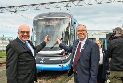 Chemnitz schließt neue Städtepartnerschaft - Sven Schulze und Eli Dukorski nach der Taufe der CVAG Straßenbahn. Foto: Andreas Seidel