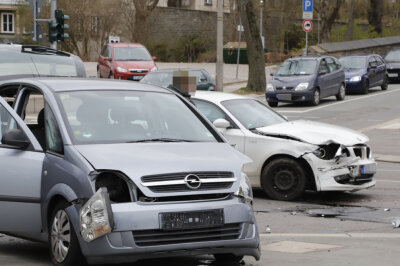 Chemnitz: Schwerer Unfall mit erheblichen Verkehrsbehinderungen - 