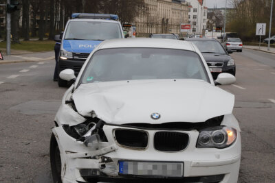 Chemnitz: Schwerer Unfall mit erheblichen Verkehrsbehinderungen - 