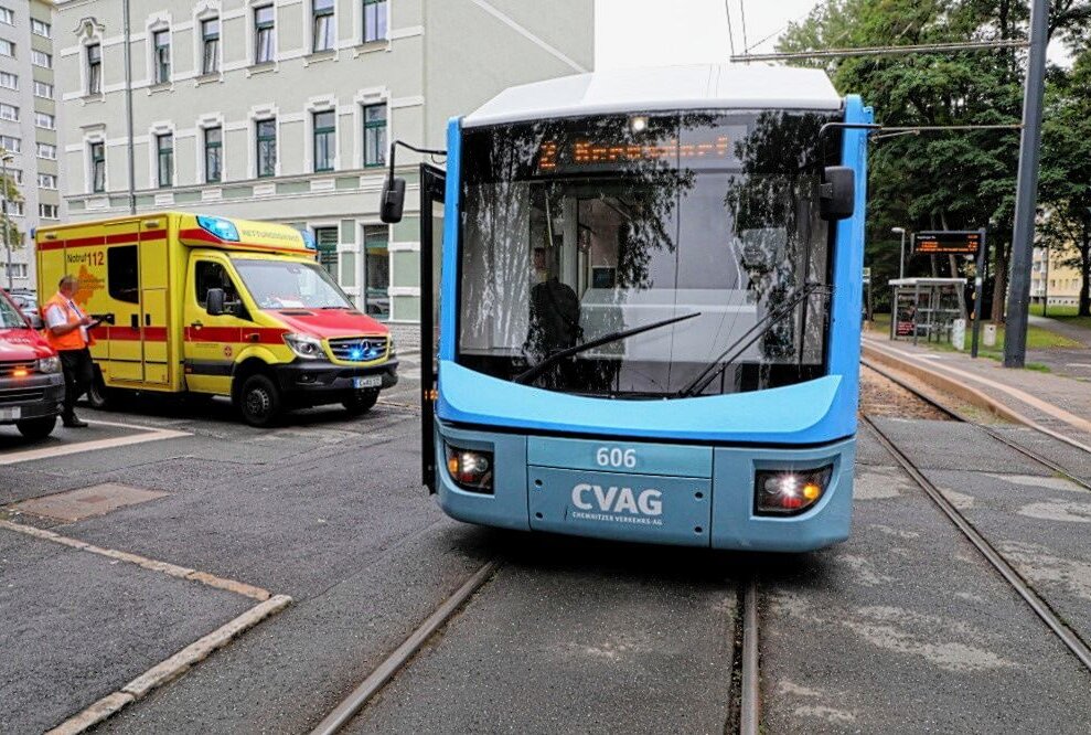 Chemnitz: Schwerverletzter Fußgänger nach Kollision mit Straßenbahn - Am Montag gab es gegen 16 Uhr in Chemnitz, Bernsdorfer Straße/ Wormser Straße, einen Unfall mit einer Straßenbahn. Foto: Jan Härtel