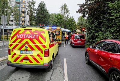 Chemnitz: Schwerverletzter Fußgänger nach Kollision mit Straßenbahn - Am Montag gab es gegen 16 Uhr in Chemnitz, Bernsdorfer Straße/ Wormser Straße, einen Unfall mit einer Straßenbahn. Foto: Jan Härtel