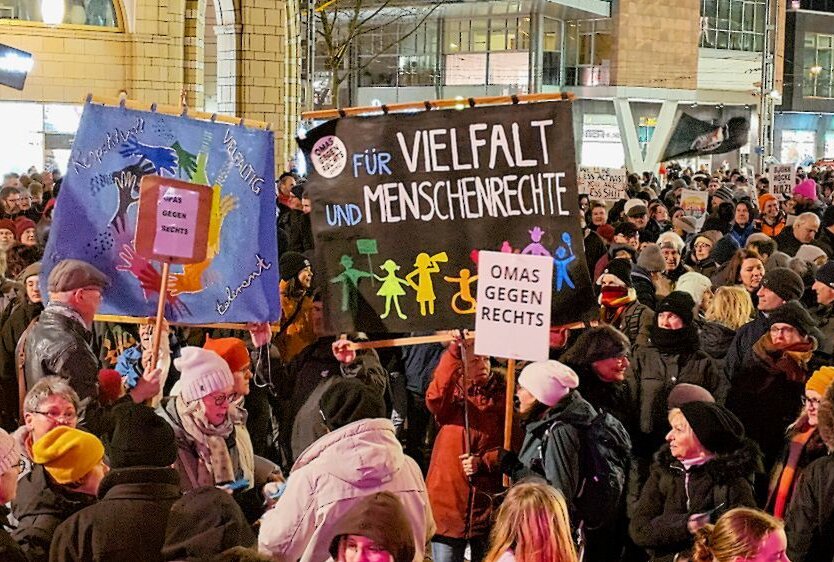 Chemnitz setzt erneut Zeichen gegen Rechts: Große Kundgebung mit Oberbürgermeister Schulze - Viele Demonstranten versammeln sich vor dem Chemnitzer Rathaus. Foto: Harry Härtel