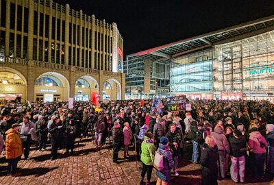 Chemnitz setzt erneut Zeichen gegen Rechts: Große Kundgebung mit Oberbürgermeister Schulze - Viele Demonstranten versammeln sich vor dem Chemnitzer Rathaus. Foto: Harry Härtel