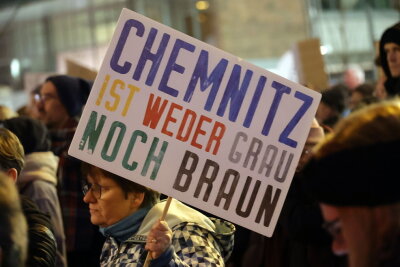 Viele Demonstranten versammeln sich vor dem Chemnitzer Rathaus. Foto: Harry Härtel