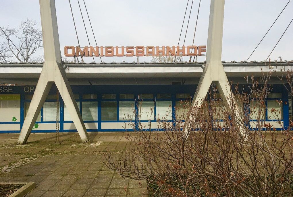 Chemnitz: Stadtrat legt Umzugspläne des Busbahnhofs auf Eis - Der Umzug des Busbahnhofes an der Straße der Nationen muss auf Eis gelegt werden. Foto: Steffi Hofmann