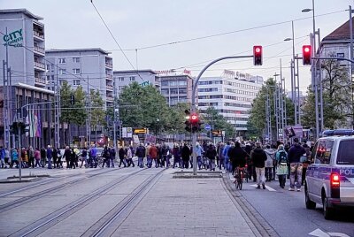 "Chemnitz steht auf" erneut auf den Straßen unterwegs - Chemnitzer Montagsspaziergang "Chemnitz steht auf" Foto: Harry Haertel