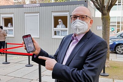 Chemnitz stellt ersten Corona-Test-Container auf - Oberbürgermeister Sven Schulze hat sich bereits getestet. Foto: Harry Härtel/haertelpress