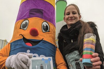 Chemnitz sucht die schönsten Rezeptideen der Stadt - Autorin Diana Drechse mit der bunten Schornsteincreme und dem Lulatsch-Maskottchen. Foto: Rico Hinkel