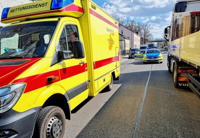 Chemnitz: Transporter kracht gegen Baum und kommt auf der Seite zum Stehen - Der Fahrer wurde verletzt ins Krankenhaus gebracht. Foto: Harry Härtel/haertelpress