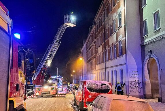 Chemnitz: Wohnungsbrand durch Adventsgesteck - In der Nacht zum Dienstag musste die Berufsfeuerwehr zu einem Wohnungsbrand ausrücken. In einer Wohnung soll ein Bücherschrank gebrannt haben. Die Bewohnerin musste mit verdacht auf Rauchgasintoxikation in Krankenhaus gebracht werden. Foto: Harry Härtel