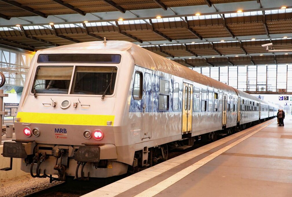 Chemnitz: Zugbegleiterin bei Fahrkartenkontrolle blutig geschlagen - Die RE 6 fährt zwischen Chemnitz und Leipzig. Symbolbild. Foto: Harry Härtel/ Haertelpress
