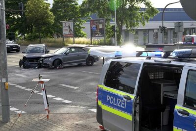 Chemnitz: Zwei Fahrzeuge kollidieren auf der Neefestraße frontal - 