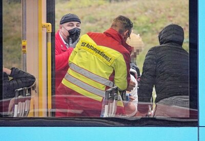 Chemnitz: Zwei Personen bei riskantem Straßenbahn-Bremsmanöver verletzt - Zwei Personen bei riskantem Bremsmanöver von Chemnitzer Straßenbahn verletzt. Foto: Harry Härtel