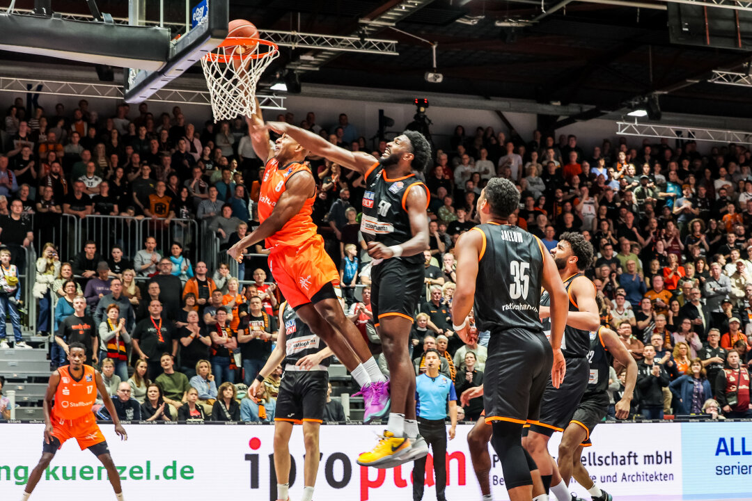 Chemnitzer Basketballer bezwingen Meister Ulm mit 83:82 - Spitzenspiel Niners gegen Ulm. Foto: Peggy Schellenberger