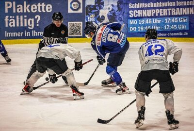 Chemnitzer Eishockey-Cracks feiern Meisterschaft - Crashers feieren durch einen 5:1-Sieg im zweiten Finalspiel die Meisterschaft in der Regionalliga Ost. Foto: Peggy Schellenberger