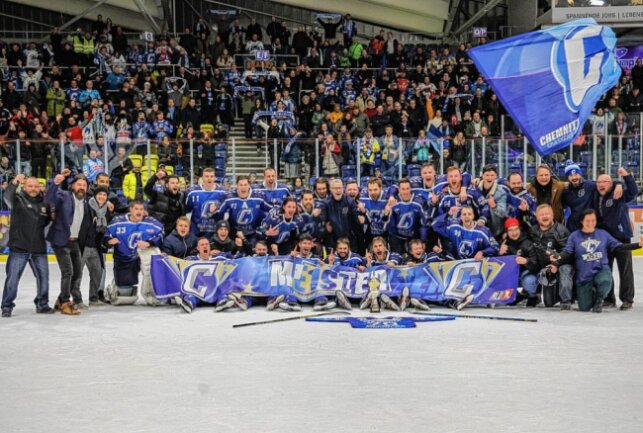 Chemnitzer Eishockey-Cracks feiern Meisterschaft - Crashers feieren durch einen 5:1-Sieg im zweiten Finalspiel die Meisterschaft in der Regionalliga Ost. Foto: Peggy Schellenberger
