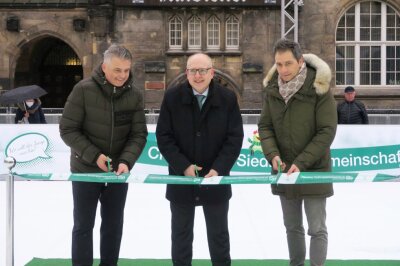 Chemnitzer Eiszauber ist jetzt eröffnet und ihr könnt Freikarten gewinnen - Ringo Lottig (CSg), Oberbürgermeister Sven Schulze und Sven Hertig (Exclusiv Events) eröffnen die Eisfläche. 