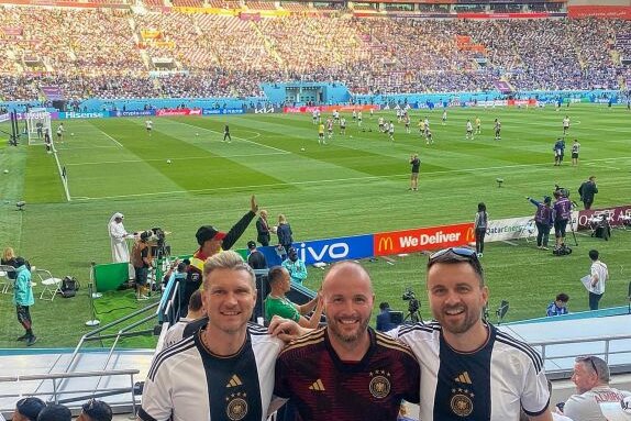 Chemnitzer Fans erleben zum deutschen WM-Auftakt Enttäuschung - Jens Haprich, Oliver Müller und Markus Schindler (v.l.) zum WM-Spiel Deutschland gegen Japan live im Khalifa-International-Stadion in Doha. Foto: privat