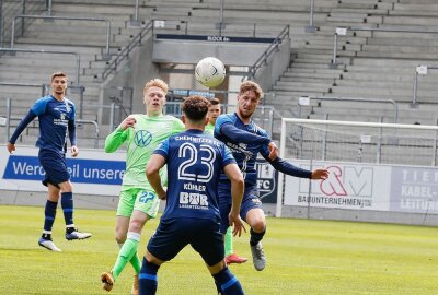 Chemnitzer FC besiegt durch Campulka-Treffer junge Wölfe - Von links nach rechts: Leon Sommer, Nils Köhler und Tim Campulka. Foto: Harry Härtel/haertelpress