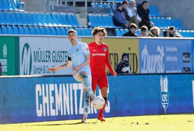 Chemnitzer FC bleibt gegen Hertha weiter in der Erfolgsspur -  Christian Bickel und Maurice Covic. Foto: Harry Härtel