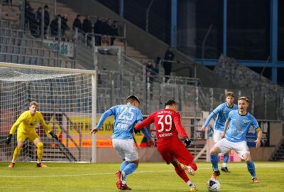 Chemnitzer FC bleibt weiter ungeschlagen -  Roman Eppendorfer und Derry Lionel Scherhant sind im Zweikampf zu sehen. Foto: Harry Härtel
