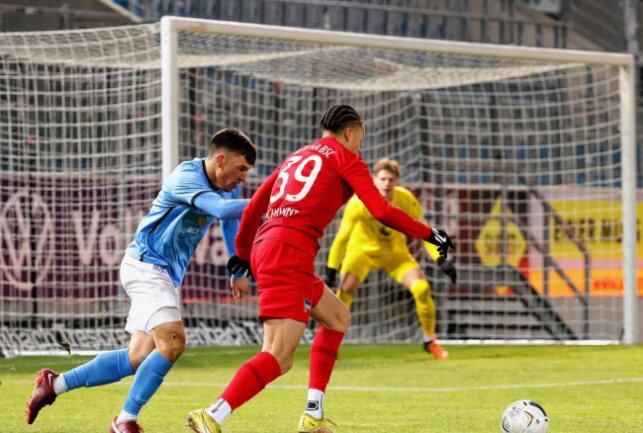 Chemnitzer FC bleibt weiter ungeschlagen - Roman Eppendorfer und Derry Lionel Scherhant sind im Zweikampf zu sehen. Foto: Harry Härtel