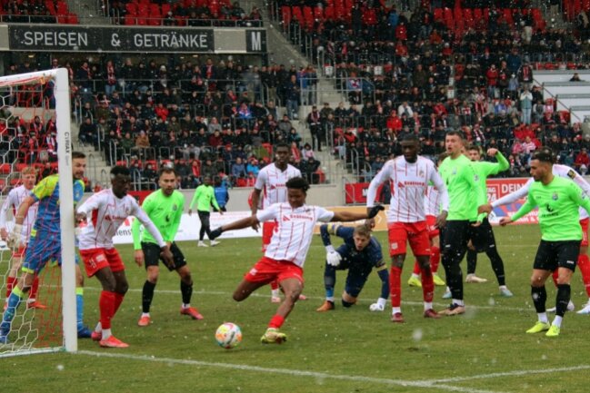 Chemnitzer FC empfängt am Freitag Energie Cottbus zum Ostderby - Am vergangenen Spieltag kassierte der Chemnitzer FC bei Spitzenreiter FC Rot-Weiss Erfurt eine unglückliche Niederlage. 