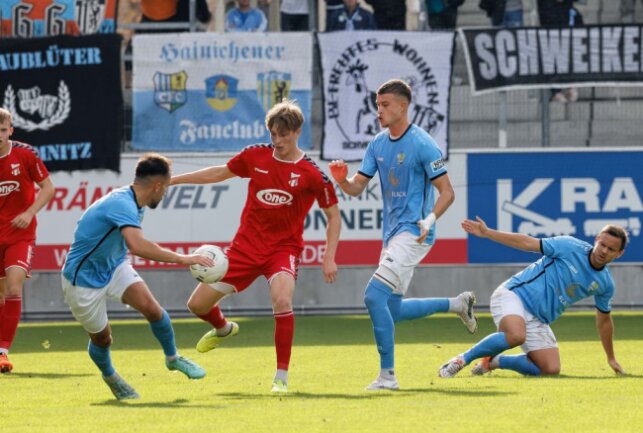 Chemnitzer FC fährt dritten Sieg in Folge ein - Von rechts: Chris Löwe und Kilian Pagliuca, links Furkan Kircicek. Foto: Harry Haertel