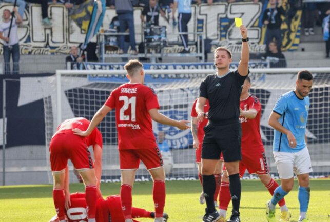 Chemnitzer FC fährt dritten Sieg in Folge ein - Gelbe Karte für Okan Kurt. Foto: Harry Haertel