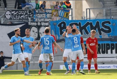 Chemnitzer FC fährt dritten Sieg in Folge ein - Torjubel beim CFC , in der Mitte Torschütze Chris Löwe. Foto: Harry Haertel