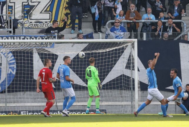 Chemnitzer FC fährt dritten Sieg in Folge ein - Tor durch Chris Löwe aus etwa 35 Metern Entfernung. Foto: Harry Haertel