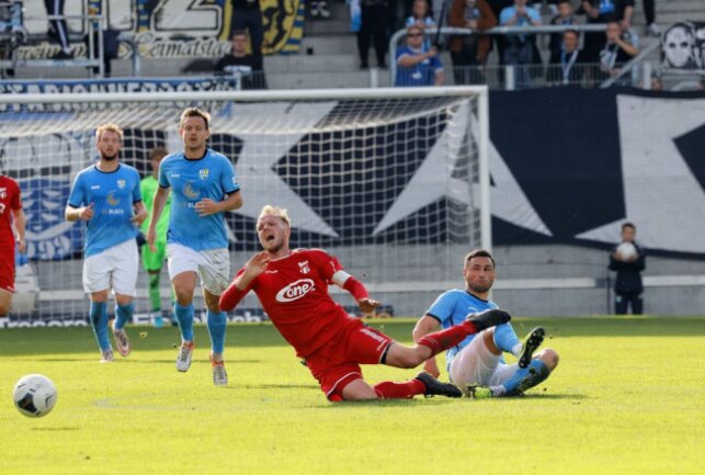 Chemnitzer FC fährt dritten Sieg in Folge ein - Kampf um den Ball. Foto: Harry Haertel
