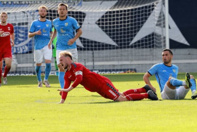 Chemnitzer FC fährt dritten Sieg in Folge ein - Von rechts: Okan Kurt und Rene Eckardt am Boden. Foto: Harry Haertel