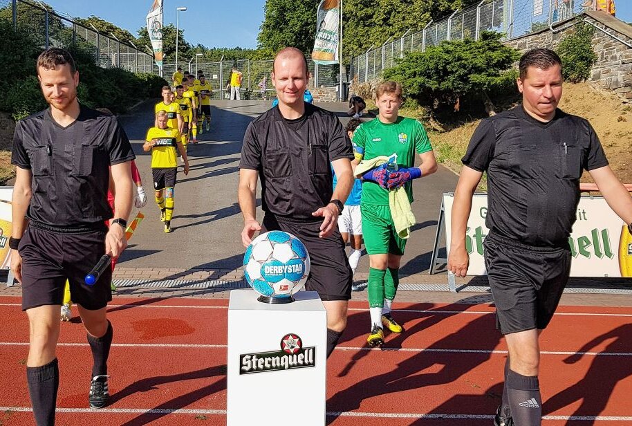 Chemnitzer FC gewinnt die Hitzeschlacht in Plauen - Schiedsrichter Johannes Drößler (Mitte) führte beide Teams um 18.30 Uhr bei 38 Grad Celsius aufs Feld. Bei Abpfiff zeigte das Thermometer noch immer 36 Grad Celsius. Foto: Karsten Repert