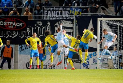 Chemnitzer FC kassiert Heimniederlage  gegen Lok Leipzig -  Der CFC verkürzt auf 1:2 durch Felix Schimmel.  